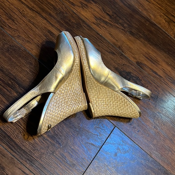 Lilly Pulitzer Gold Wedge - Picture 11 of 16